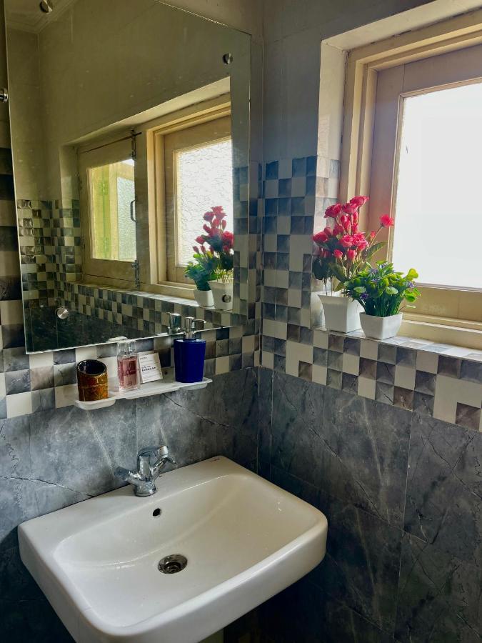 Khwaab Gah By The Khayabaan-Homestay Apartments Fully Furnished With Functional Kitchen, Wifi & Parking In City Centre Srinagar  Exterior photo
