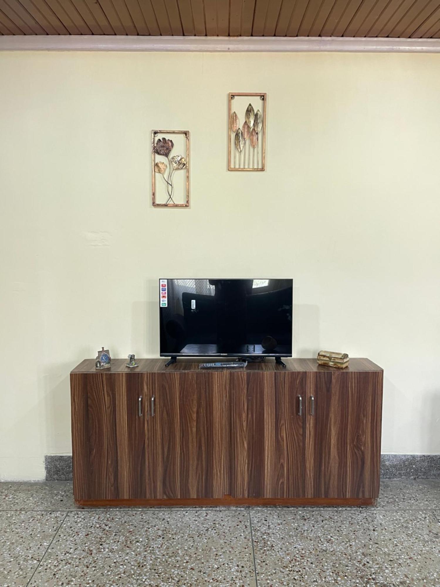 Khwaab Gah By The Khayabaan-Homestay Apartments Fully Furnished With Functional Kitchen, Wifi & Parking In City Centre Srinagar  Exterior photo