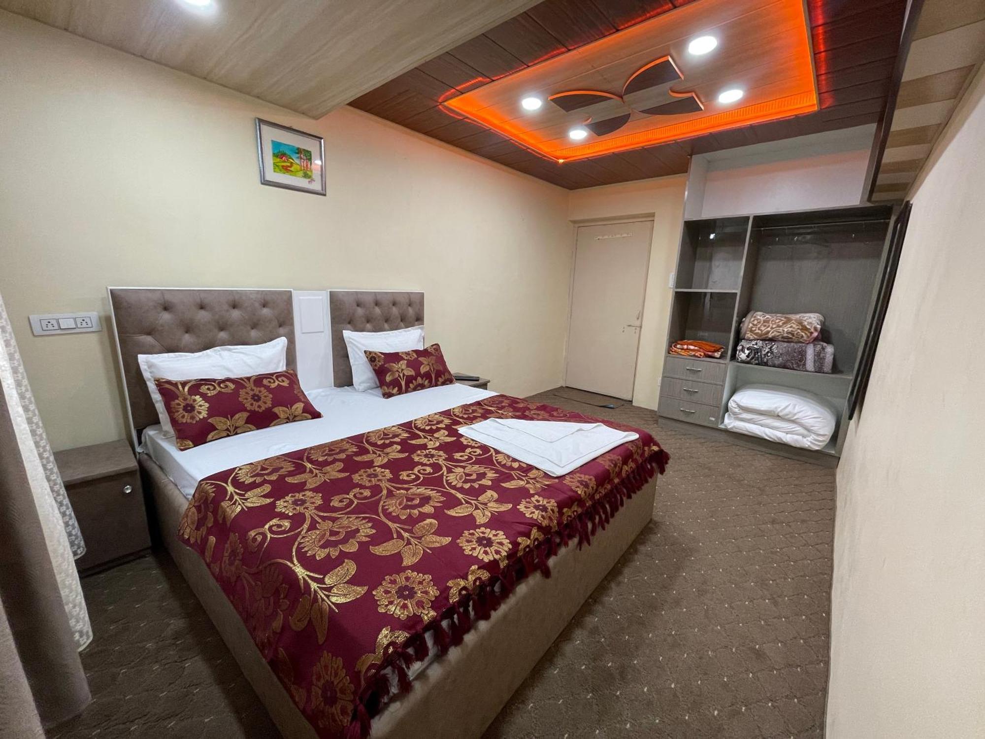 Khwaab Gah By The Khayabaan-Homestay Apartments Fully Furnished With Functional Kitchen, Wifi & Parking In City Centre Srinagar  Exterior photo