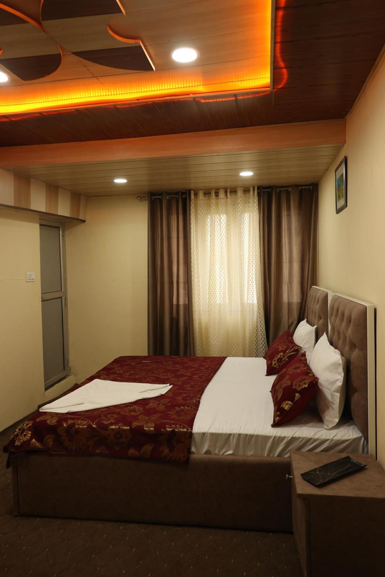 Khwaab Gah By The Khayabaan-Homestay Apartments Fully Furnished With Functional Kitchen, Wifi & Parking In City Centre Srinagar  Exterior photo