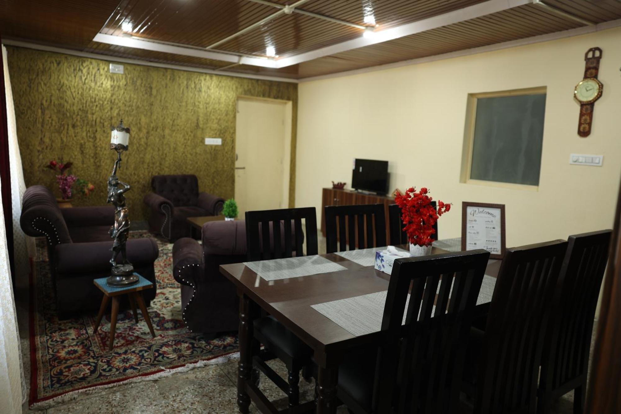 Khwaab Gah By The Khayabaan-Homestay Apartments Fully Furnished With Functional Kitchen, Wifi & Parking In City Centre Srinagar  Exterior photo