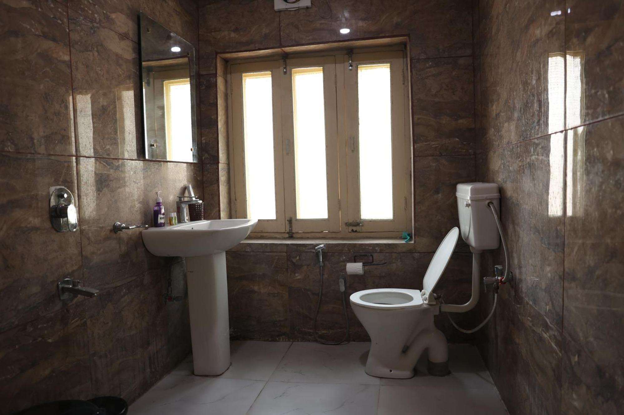 Khwaab Gah By The Khayabaan-Homestay Apartments Fully Furnished With Functional Kitchen, Wifi & Parking In City Centre Srinagar  Exterior photo