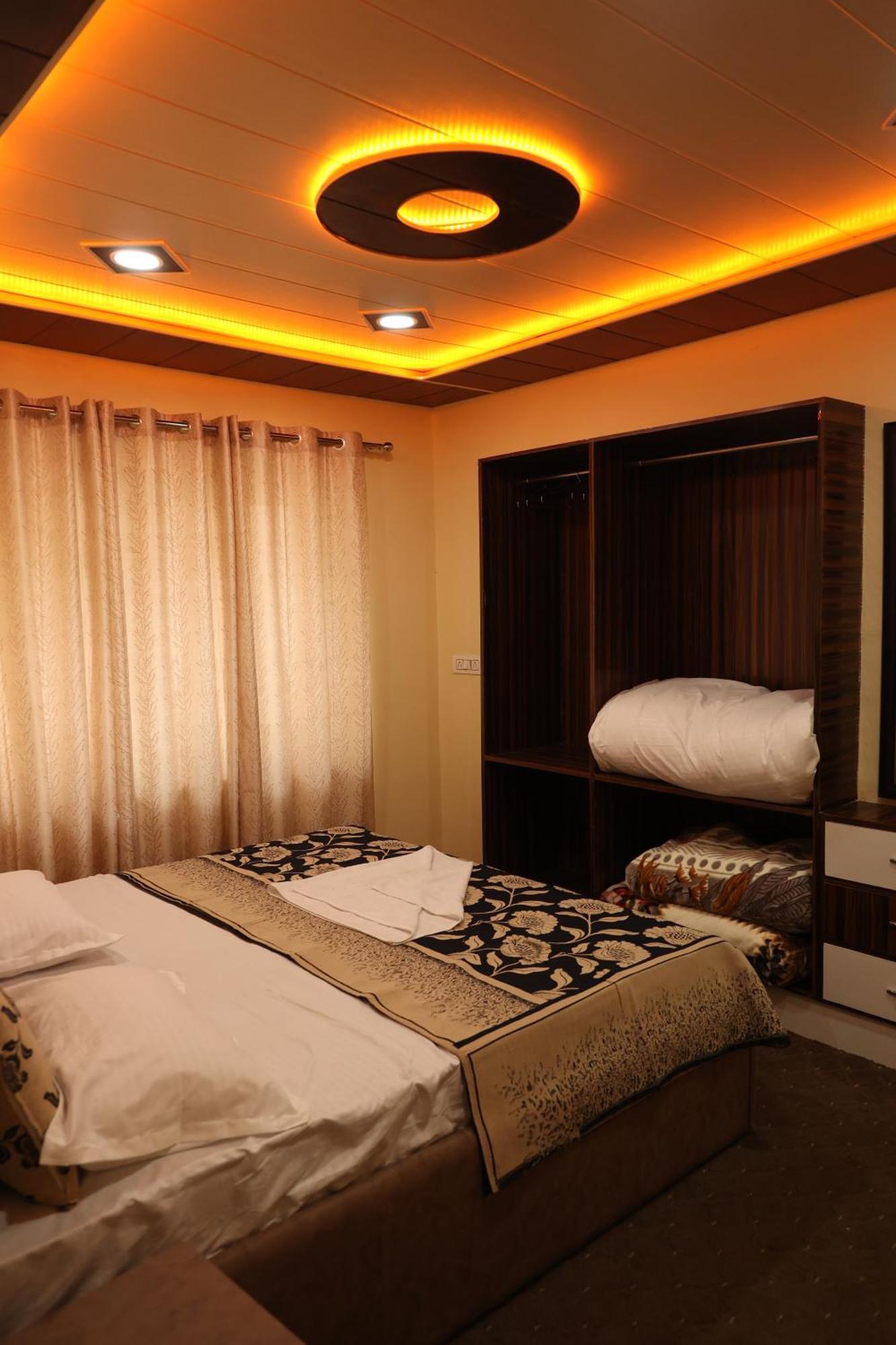 Khwaab Gah By The Khayabaan-Homestay Apartments Fully Furnished With Functional Kitchen, Wifi & Parking In City Centre Srinagar  Exterior photo