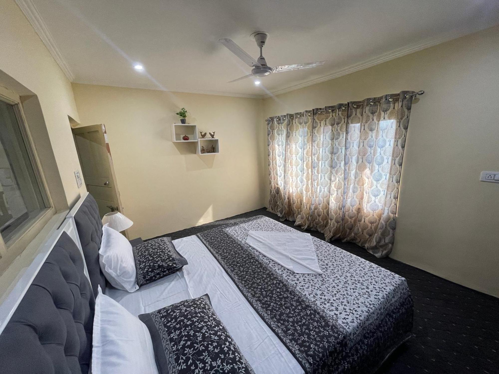Khwaab Gah By The Khayabaan-Homestay Apartments Fully Furnished With Functional Kitchen, Wifi & Parking In City Centre Srinagar  Exterior photo