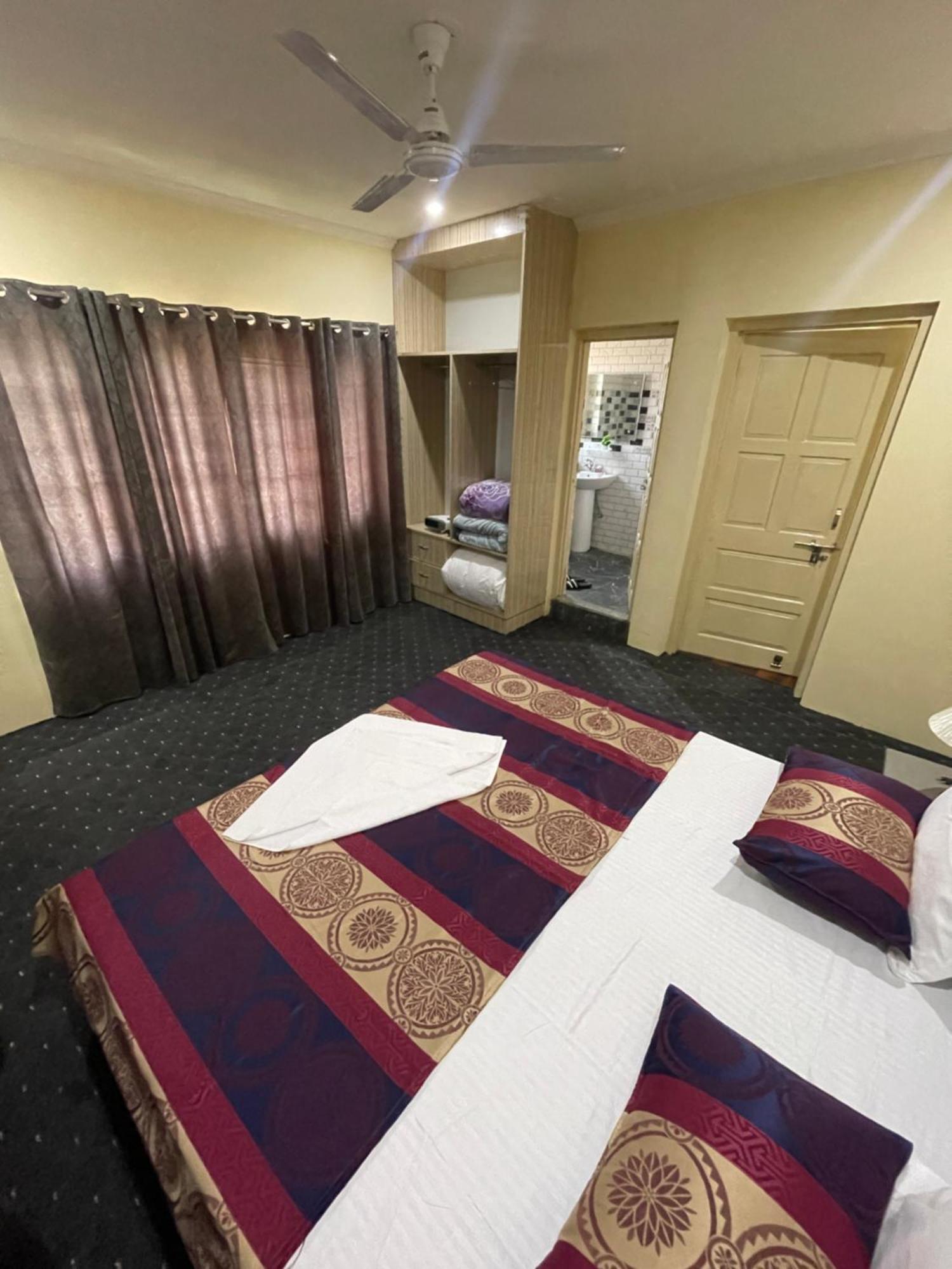 Khwaab Gah By The Khayabaan-Homestay Apartments Fully Furnished With Functional Kitchen, Wifi & Parking In City Centre Srinagar  Exterior photo