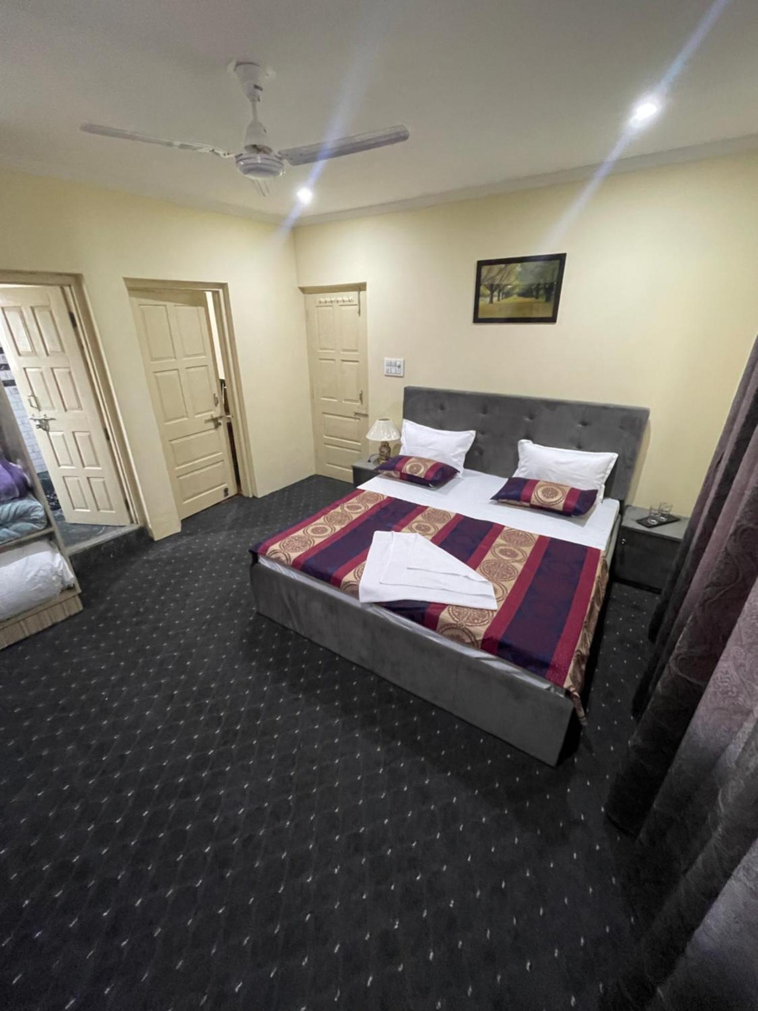 Khwaab Gah By The Khayabaan-Homestay Apartments Fully Furnished With Functional Kitchen, Wifi & Parking In City Centre Srinagar  Exterior photo