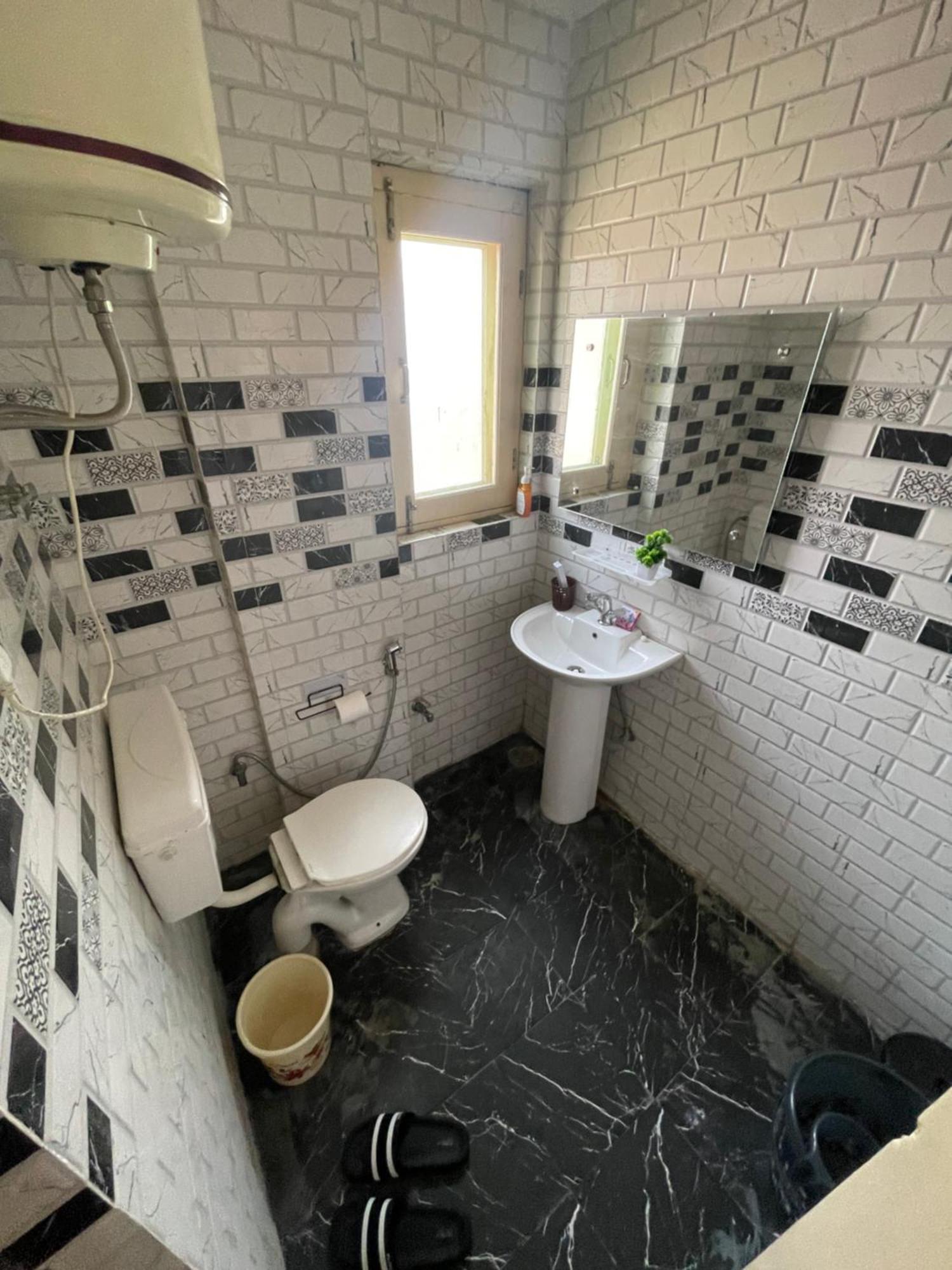 Khwaab Gah By The Khayabaan-Homestay Apartments Fully Furnished With Functional Kitchen, Wifi & Parking In City Centre Srinagar  Exterior photo