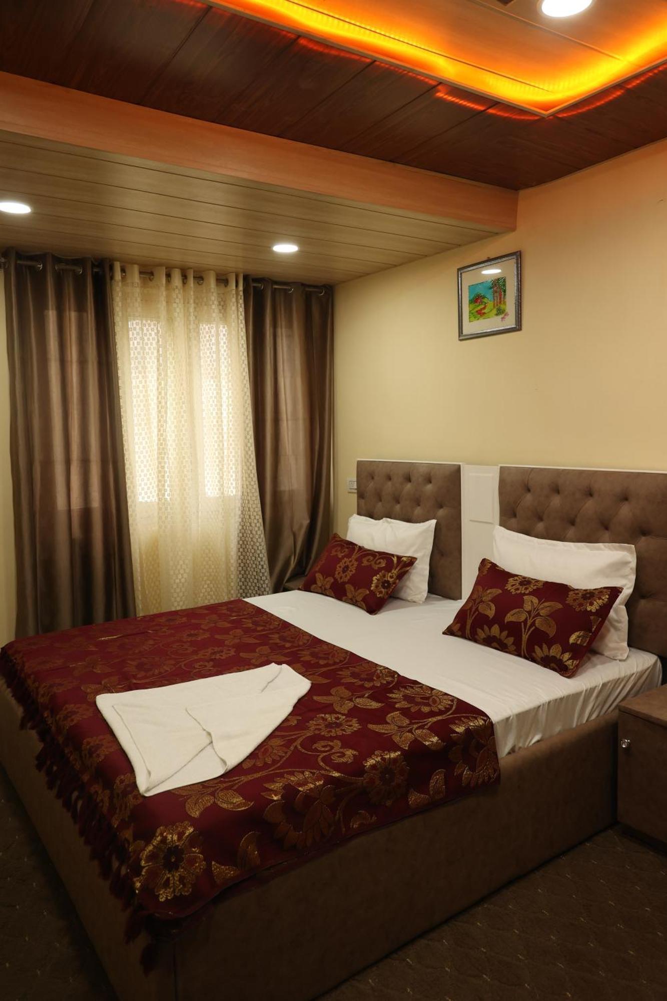 Khwaab Gah By The Khayabaan-Homestay Apartments Fully Furnished With Functional Kitchen, Wifi & Parking In City Centre Srinagar  Exterior photo