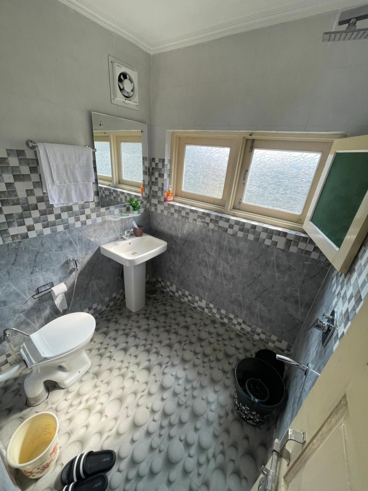 Khwaab Gah By The Khayabaan-Homestay Apartments Fully Furnished With Functional Kitchen, Wifi & Parking In City Centre Srinagar  Exterior photo