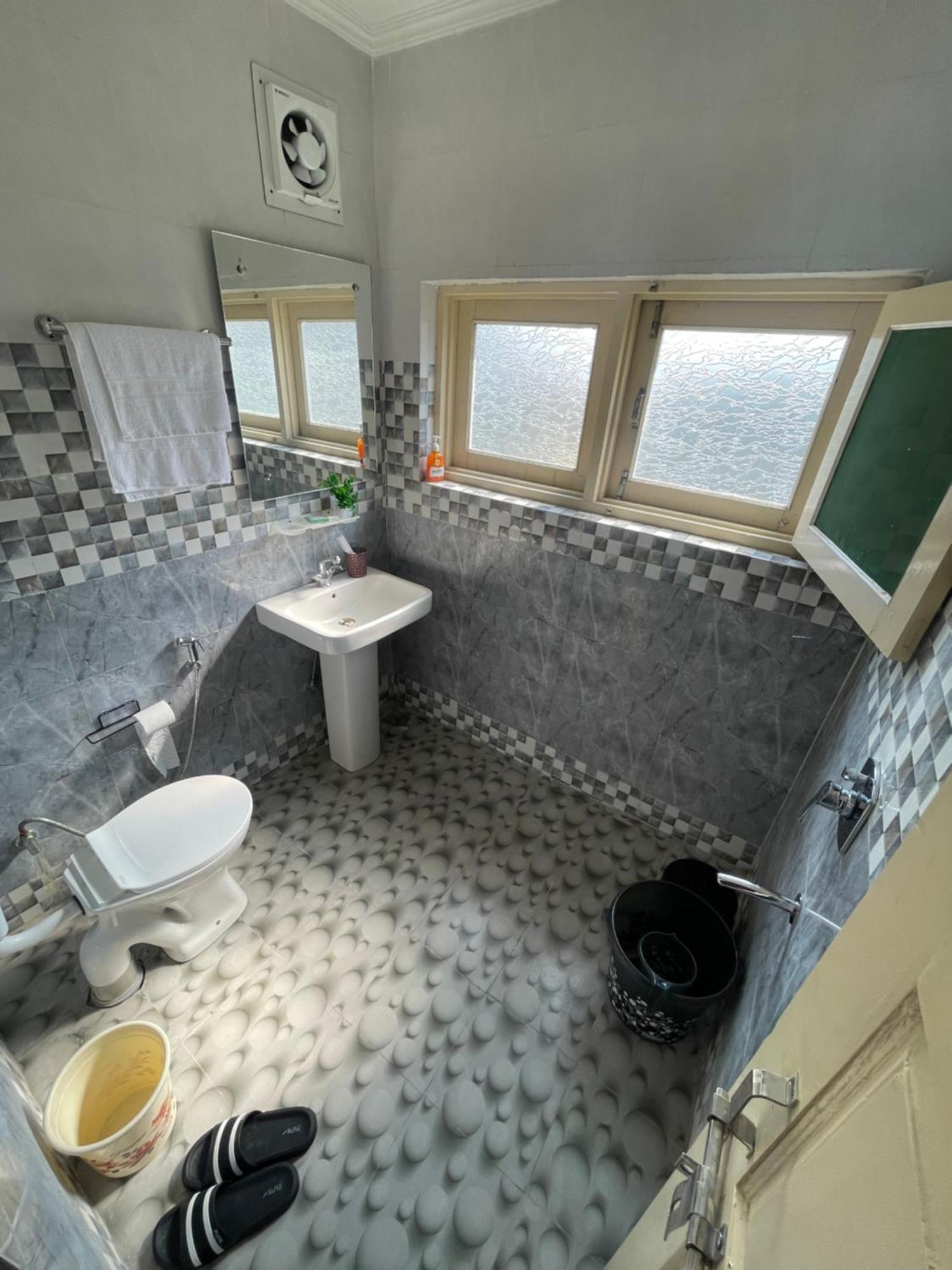 Khwaab Gah By The Khayabaan-Homestay Apartments Fully Furnished With Functional Kitchen, Wifi & Parking In City Centre Srinagar  Room photo